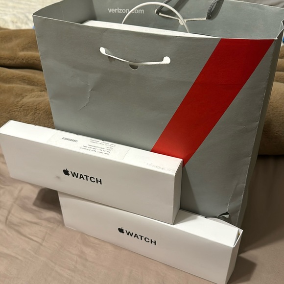 NEW IN BOX APPLE CELLULAR WATCH HEALTH AND FITNESS (Black) Father’s Day Gift - Picture 2 of 11